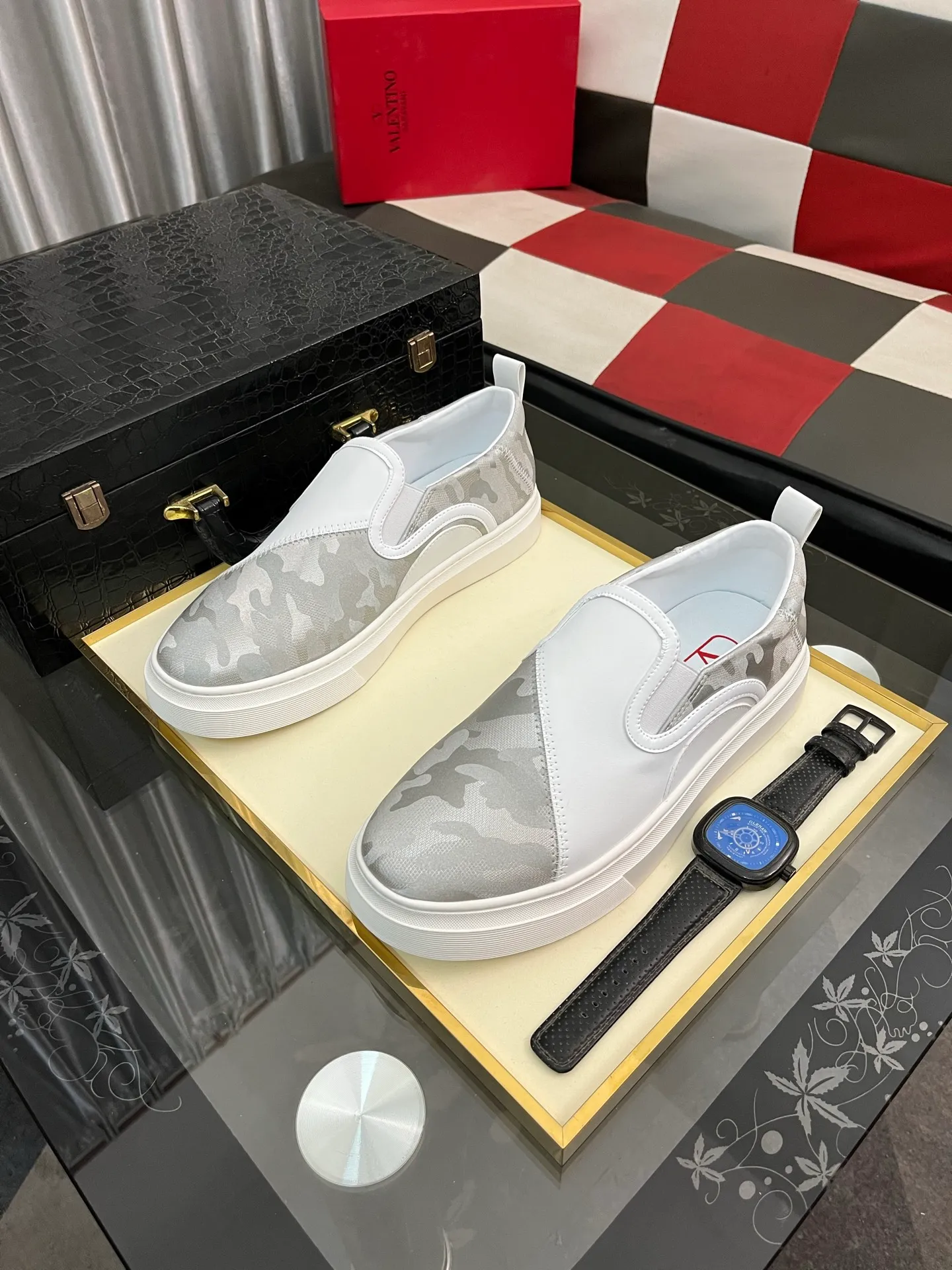 Men's shoes 💰420⌚️⌚️ VALENTINO Valentino's 2024 SS spring and summer new hot casual sports shoes, imported elastic fabric upper ➕The heel is Warren's exclusive rivet shape. The whole is very representative, the combination outsole is really easy to wear and very comfortable on the foot~, classic, comfortable and versatile! Size: 38-443️⃣Colors available